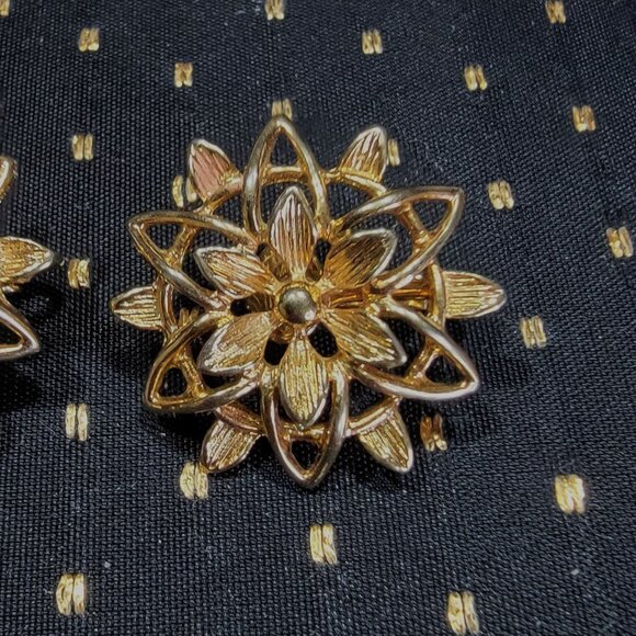 Vintage Sarah Coventry Gold Tone Flower Clip on Earrings - Picture 2 of 2